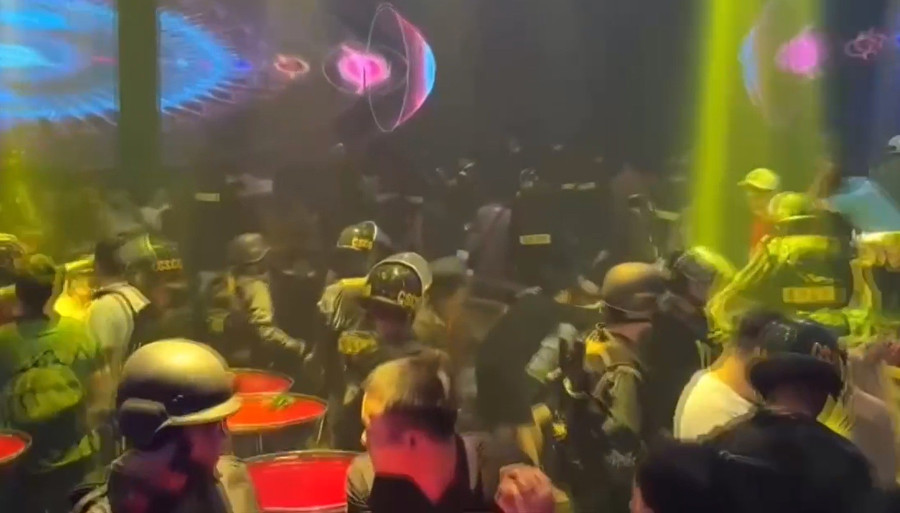 Công an TPHCM đột kích quán bar Six T Club.