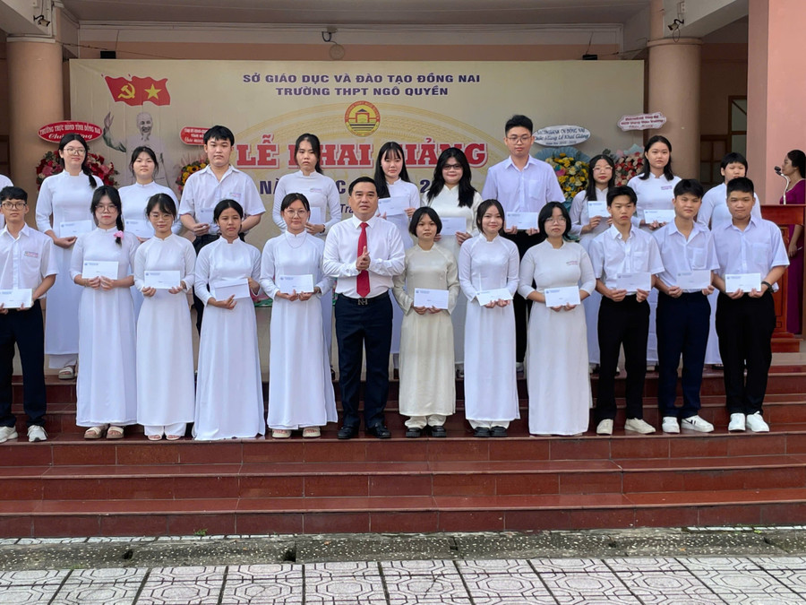 Ông Hồ Văn Nam, Ủy viên Ban Thường vụ Tỉnh ủy Đồng Nai, Bí thư Đảng ủy, Chủ tịch HĐND phường Trấn Biên trao học bổng cho các học sinh giỏi trường THPT Ngô Quyền. Ảnh: Hà An.