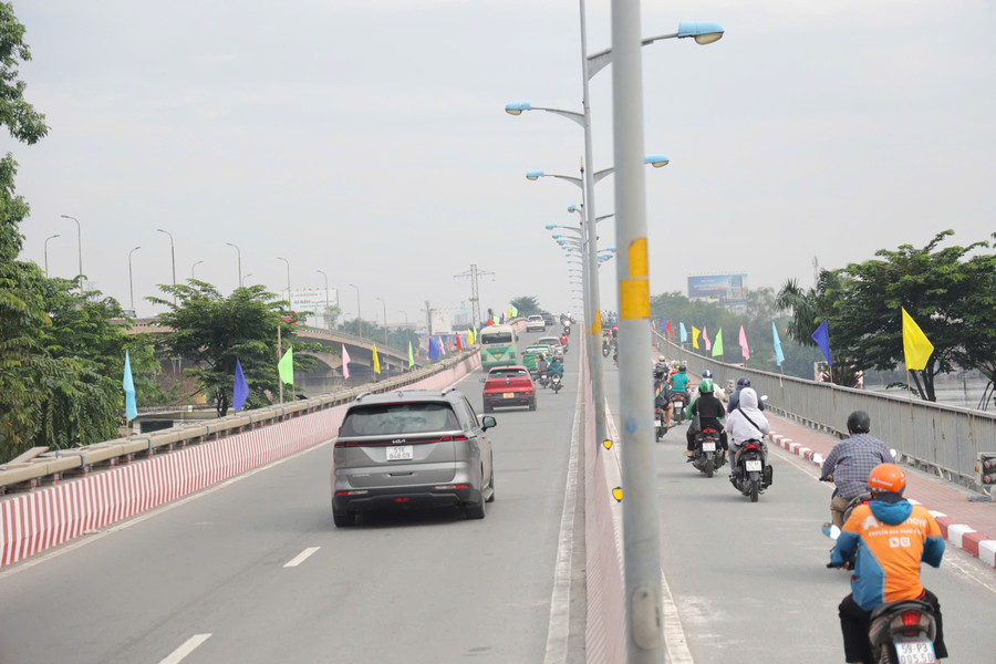 Ô tô được chạy lên cầu Bình Triệu 1. Ảnh: Phúc Uyên. 