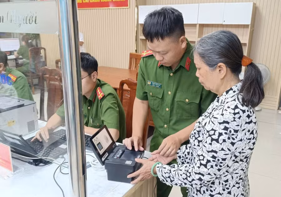 Người dân làm thủ tục cấp căn cước công dân tại bộ phận tiếp nhận hồ sơ và trả kết quả, Công an phường Sài Gòn. (Ảnh: Phúc Uyên)