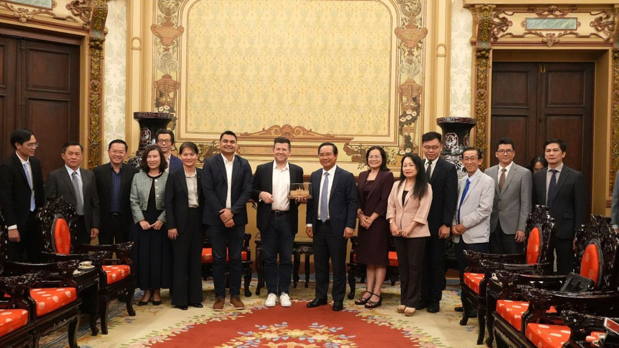 Đại diện UBND TPHCM và Sàn giao dịch chứng khoán NASDAQ chụp hình lưu niệm tại buổi gặp. (Ảnh: Cổng TTĐT TPHCM). luu-niem.jpg