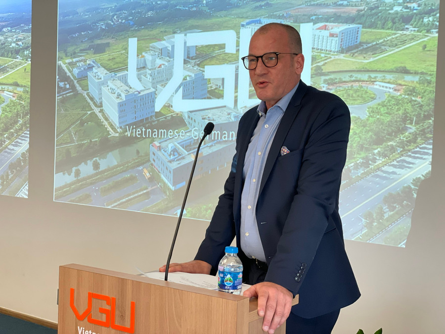 GS René Thiele, Hiệu trưởng Trường Đại học Việt Đức phát biểu tại hội thảo. Ảnh: Hà An. 1caab73d26b2afecf6a3.jpg
