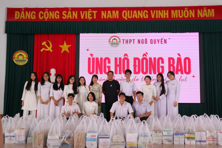 Học sinh Trường THPT Ngô Quyền quyên góp tập vở cho bạn bè vùng lũ. Ảnh: Phúc Uyên.