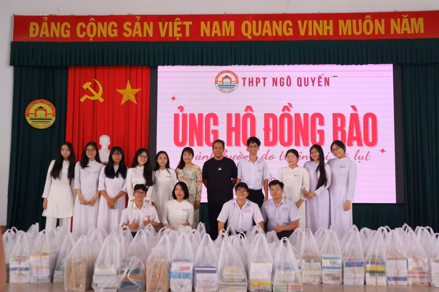 Học sinh Trường THPT Ngô Quyền quyên góp tập vở cho bạn bè vùng lũ. Ảnh: Phúc Uyên.