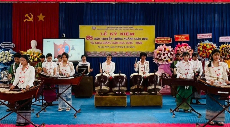 Học sinh Trường PTDTNT - THCS Lộc Ninh trình diễn nhạc cụ dân tộc tại lễ khai giảng năm học 2025 - 2026. Ảnh: NTCC.