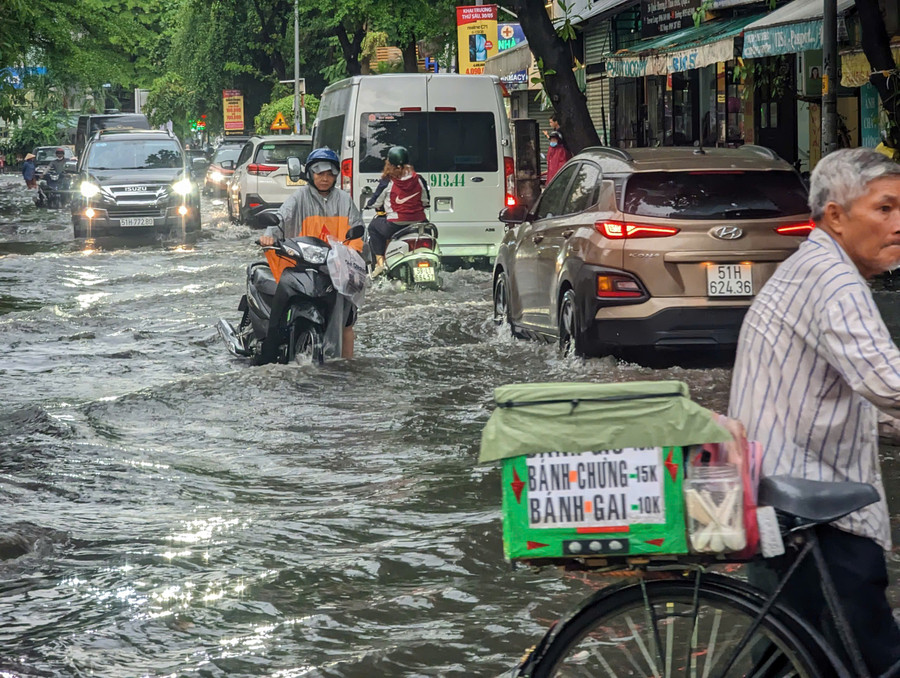 Đường Quốc Hương là tuyến đường thường xuyên ngập nặng mỗi khi mưa lớn. ngap-46-5.jpg