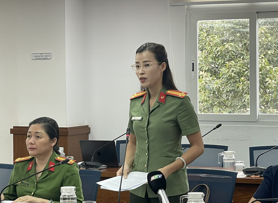 Trung tá Nguyễn Khánh Hồng thông tin về hoạt động quảng cáo website đánh bạc liên quan đến người nổi tiếng tại họp báo. Ảnh: Hà An.