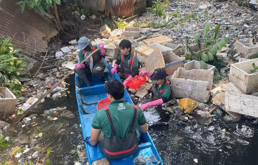 Các tình nguyện viện chèo thuyền dọn rác trên con kênh thuộc phường Bình Quới (TPHCM). Ảnh: Phúc Uyên.