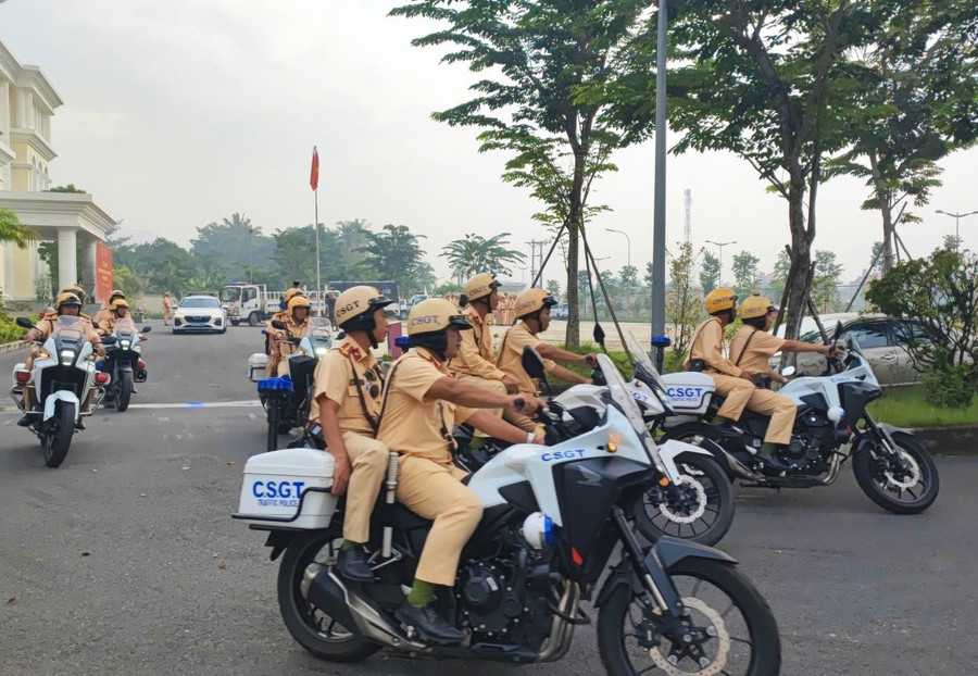 CSGT TPHCM ra quân cao điểm kiểm tra nồng độ cồn, ma túy. (Ảnh: Phúc Uyên)
