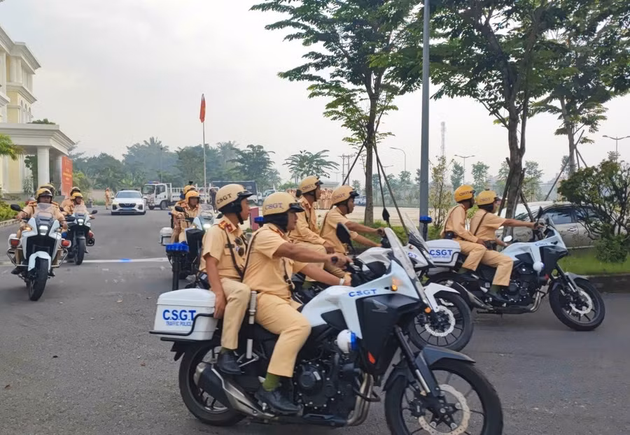 CSGT TPHCM ra quân cao điểm kiểm tra nồng độ cồn, ma túy. Ảnh: Phúc Uyên.