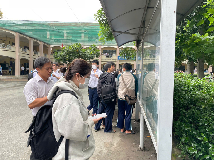 Học sinh tại điểm thi trường THPT Trần Văn Ơn xem thông tin trước khi vào phòng thi. (Ảnh: Hà An). ghi-nhan-lam-thu-tuc-binh-duong-2.jpg