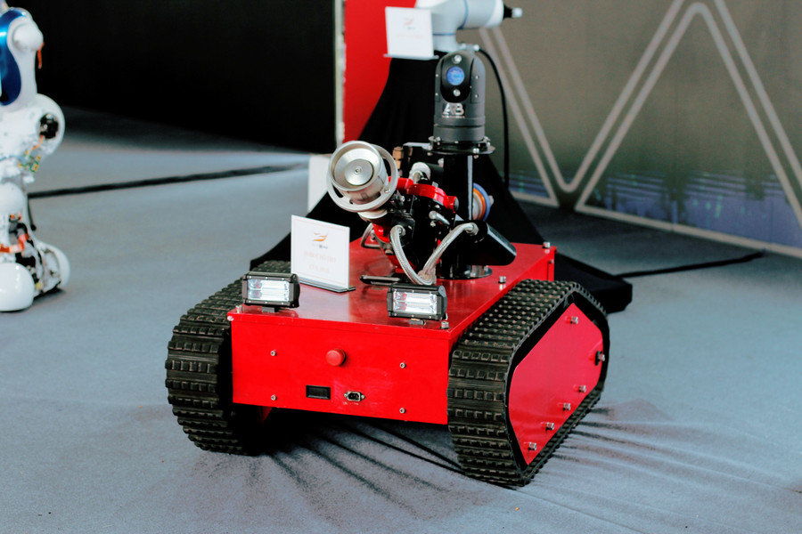 Robot cứu hỏa do nhóm chuyên gia công ty công nghệ Alta Robotics. Robot có thể di chuyển linh hoạt ở những hẻm nhỏ hẹp hoặc những vị trí có khí độc mà lực lượng cảnh sát PCCC khó tiếp cận để phun nước cứu hỏa. trien-lam-dai-hoi-6.jpg