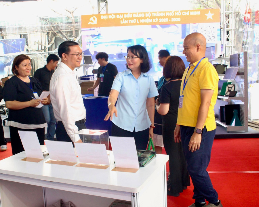 Phó Chủ tịch UBND TPHCM Trần Thị Diệu Thúy (giữa) cùng Giám đốc Sở Khoa học và Công nghệ TPHCM Lâm Đình Thắng (trái) kiểm tra công tác chuẩn bị triển lãm, sáng 12/10. Ảnh: Sở KHCN TPHCM. trien-lam-dang-bo-1.jpg
