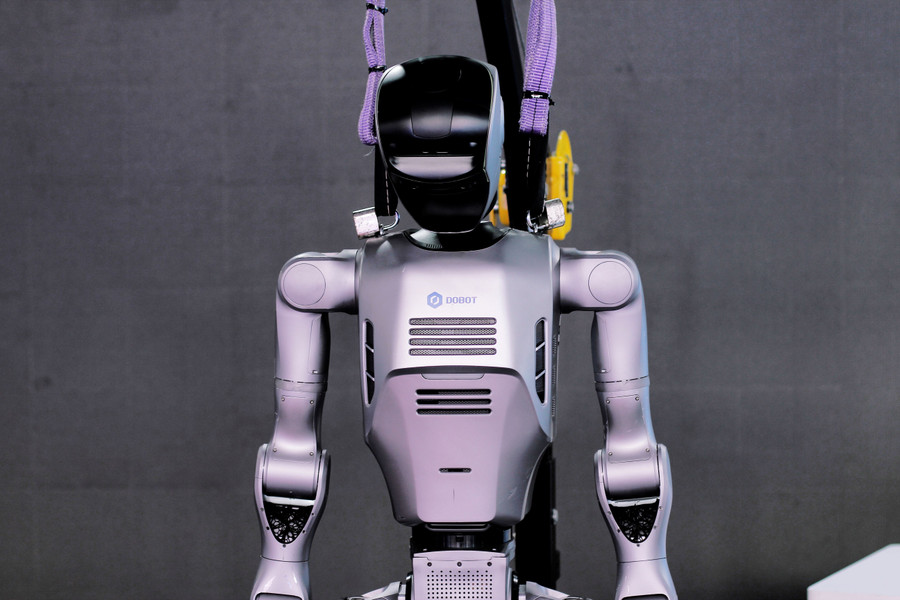 Mẫu robot hình người do doanh nghiệp Việt phát triển. trien-lam-dai-hoi-10.jpg