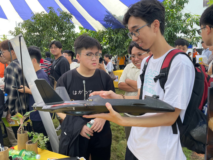 Sinh viên tìm hiểu các sản phẩm công nghệ tại chương trình "Chuyến xe hướng nghiệp Đức". Ảnh: Hà An.
