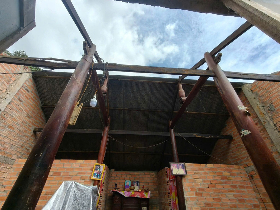 Một ngôi nhà bị tốc mái do giông lốc tại Tây Ninh. (Ảnh: Phúc Uyên)