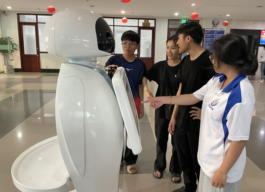 Robot do các giảng viên, sinh viên Trường Đại học Sư phạm Kỹ thuật TPHCM thiết kế trưng bày tại sự kiện. Ảnh: Hà An.