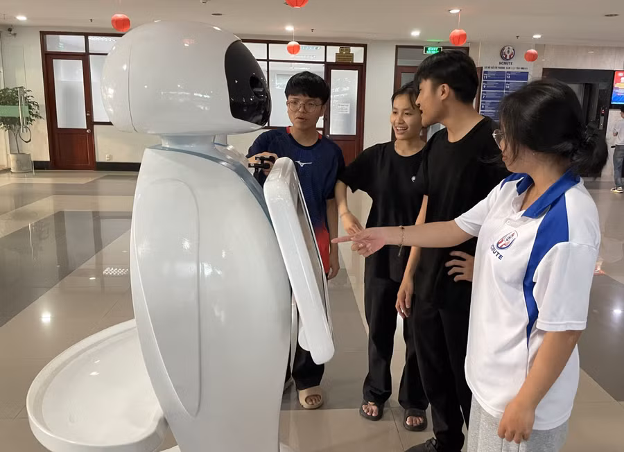 Robot do các giảng viên, sinh viên Trường Đại học Sư phạm Kỹ thuật TPHCM thiết kế trưng bày tại sự kiện. Ảnh: Hà An.
