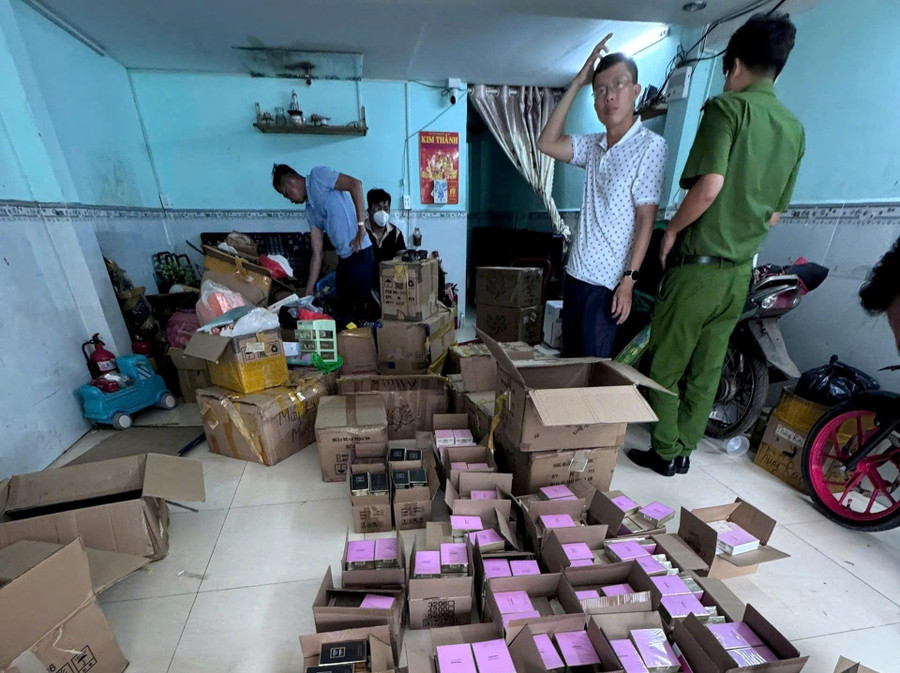 Những hộp nước hoa giả bị công an phát hiện khi khám xét. (Ảnh: Công an TPHCM).