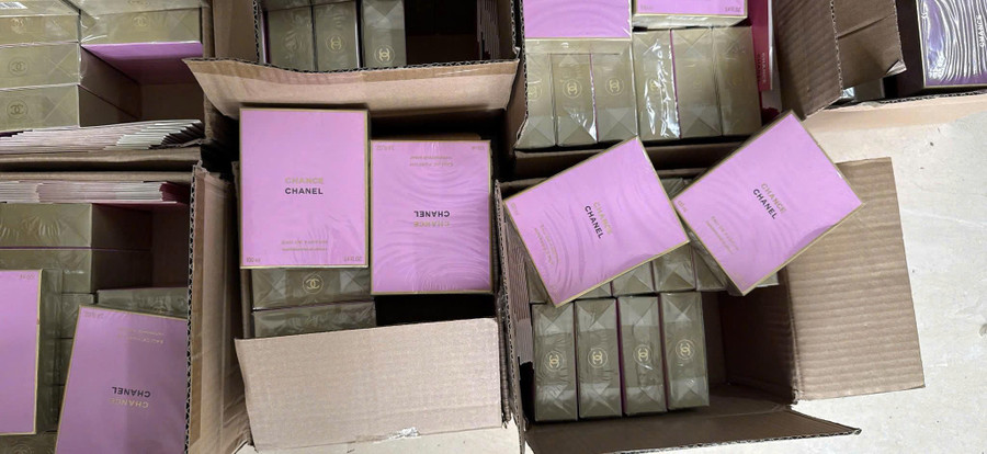Hộp nước hoa giả hiệu Chanel bị thu giữ. (Ảnh: Công an TPHCM) nuoc-hoa-gia-1.jpg