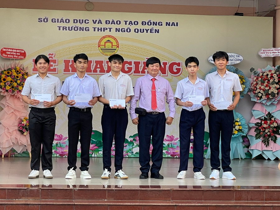 Đoàn Nguyễn Thắng (trái) nhận học bổng tại lễ khai giảng năm học 2025 - 2026 của Trường THPT Ngô Quyền. Ảnh: Hà An. b8adda0e93fe18a041ef.jpg