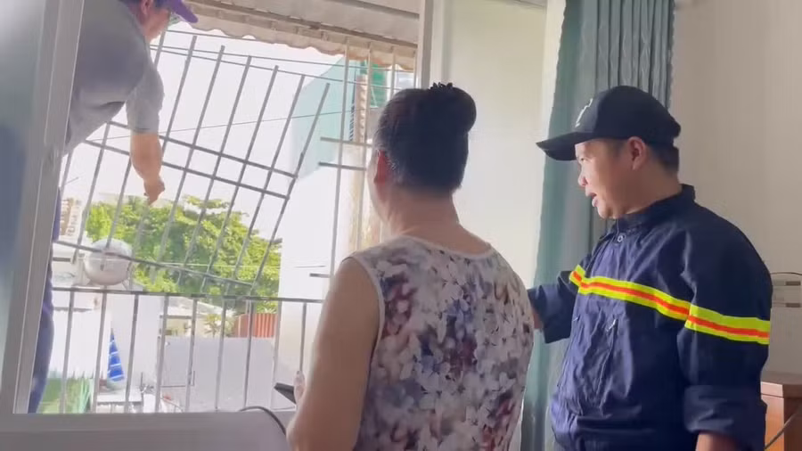 Người dân chung cư Thanh Đa, phường Bình Quới, TPHCM được lực lượng chức năng vận động tháo "chuồng cọp". Ảnh: Hà An.