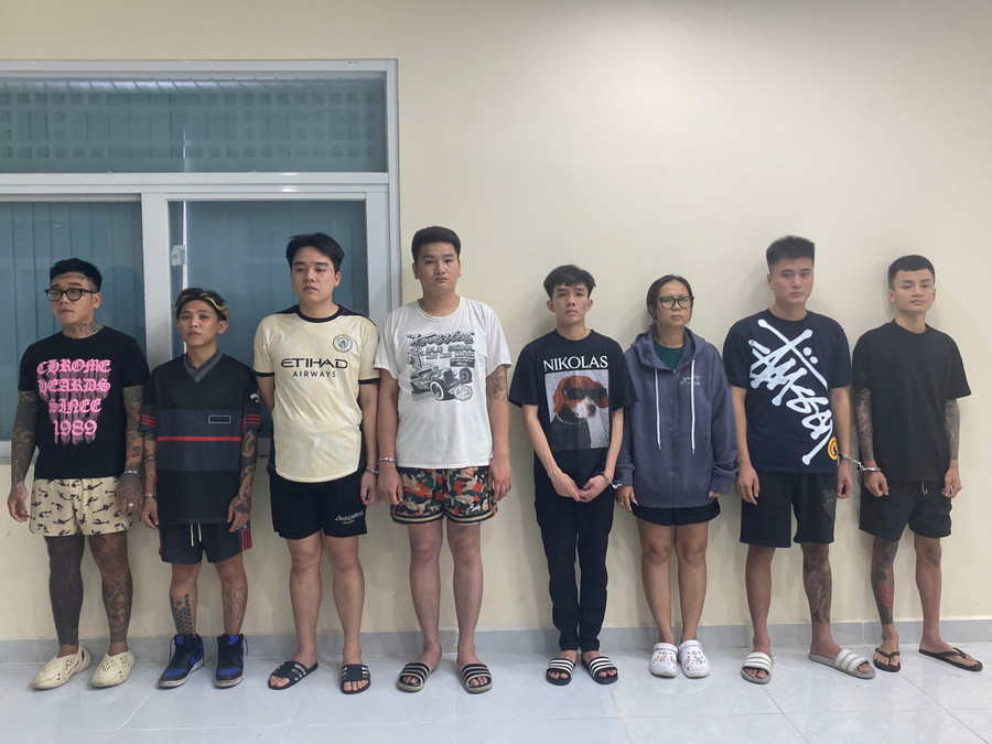 Nhóm tổ chức mua bán "bóng cười" tại cơ quan điều tra. (Ảnh: Công an TPHCM) anh-2-bong-cuoi-147.jpg