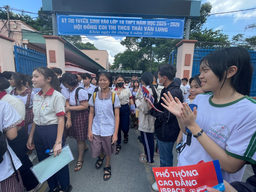 Tình nguyện viên vỗ tay chào mừng thí sinh hoàn thành xong môn thi. Ảnh: Hà An. co-dong-truong-thi-3.jpg