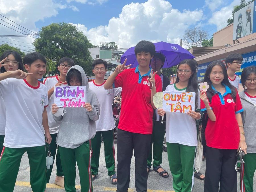 Nhóm tình nguyện viên tại điểm thi trường THCS Thái Văn Lung, TP Thủ Đức tự làm bảng cổ động, thiệp chúc thí sinh. Ảnh: Hà An.