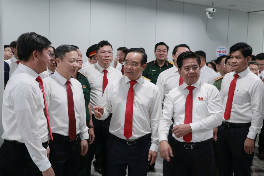 Chủ tịch UBND TPHCM Nguyễn Văn Được (giữa) cùng các đại biểu tại tuyến Metro số 1. Ảnh: VGP. z71072884733640e95d698359c938db92d81b5a5a7555c-17602347668231717636695.jpg