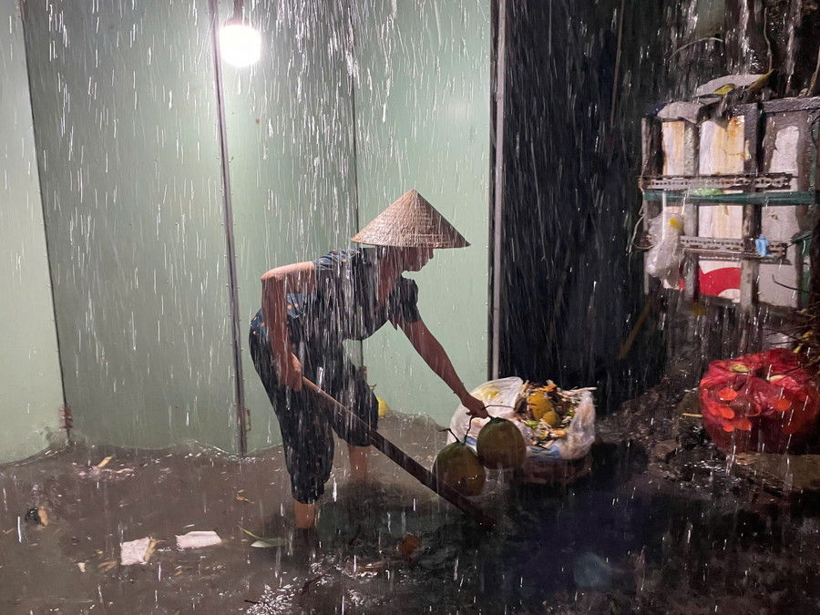 Người dân dọn rác đồ về do ngập, không để trôi vào nhà ở quầy bán nước giải khát gần cầu vượt Gò Dưa (phường Tam Bình). 4fa03b39789cf1c2a88d.jpg