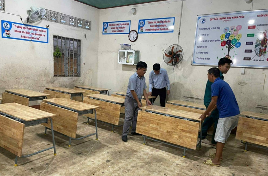 Trường Tiểu học Vĩnh Tân (phường Vĩnh Tân, TPHCM) thay thế bàn ghế mới đảm bảo điều kiện học tập cho học sinh. xuong-cap-ban-ghe.jpg