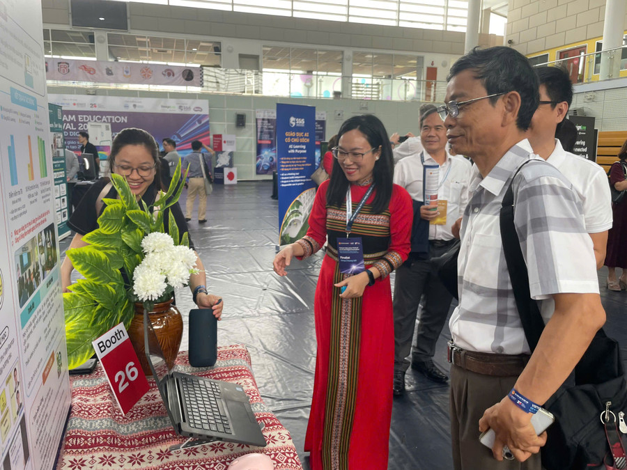 Các sản phẩm ứng dụng AI trong giáo dục được giới thiệu tại ngày hội. Ảnh: Hà An.
