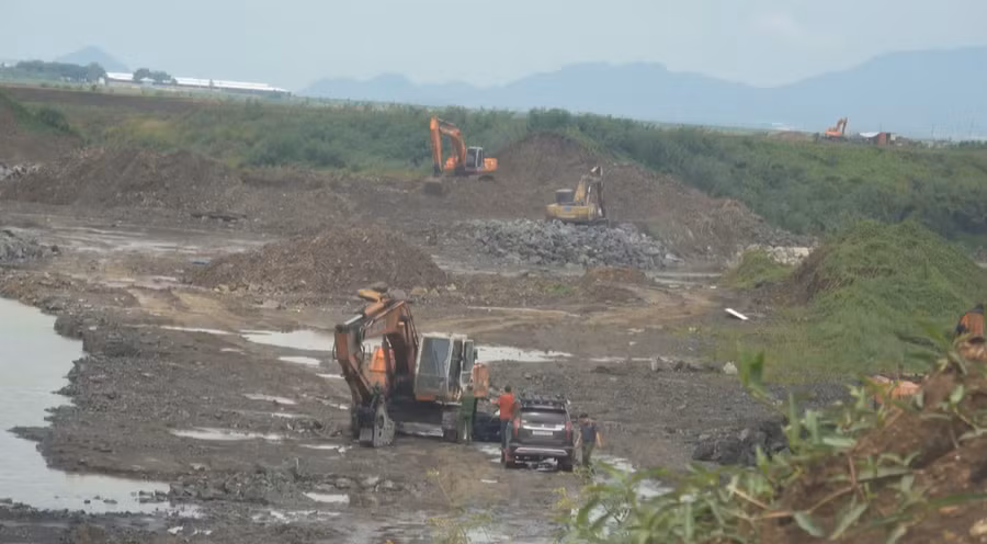 Công trường khai thác đá trái phép tại hồ Đá Đen. (Ảnh: Công an TPHCM)