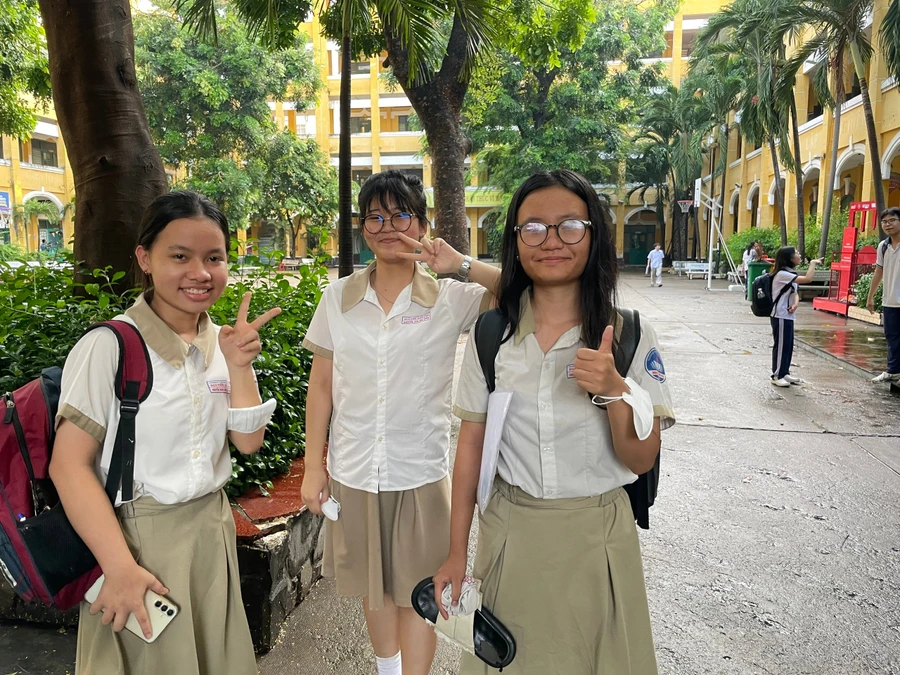 Thí sinh hào hứng khi kết thúc kỳ thi tuyển sinh lớp 10 THPT tại TPHCM. Ảnh: Hà An.