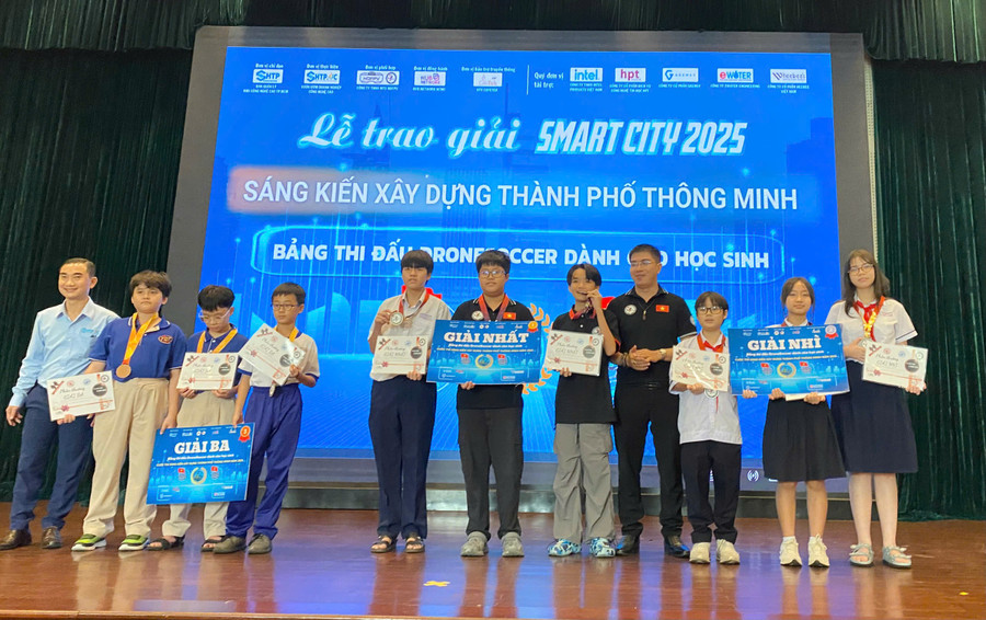 Ban tổ chức trao giải cho các học sinh dự thi bảng drone soccer. Ảnh: Phúc Uyên. 143974338312610678.jpg