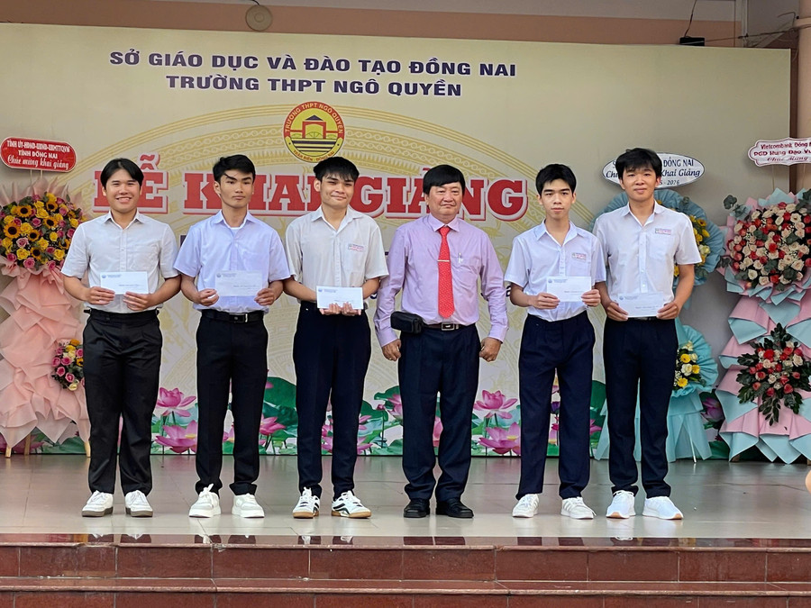Thầy Phan Trọng Nghĩa, Hiệu trưởng Trường THPT Ngô Quyền trao học bổng cho 5 tân sinh viên xuất sắc là học sinh của trường. Ảnh: Hà An. 20c3d88365b1eeefb7a0.jpg