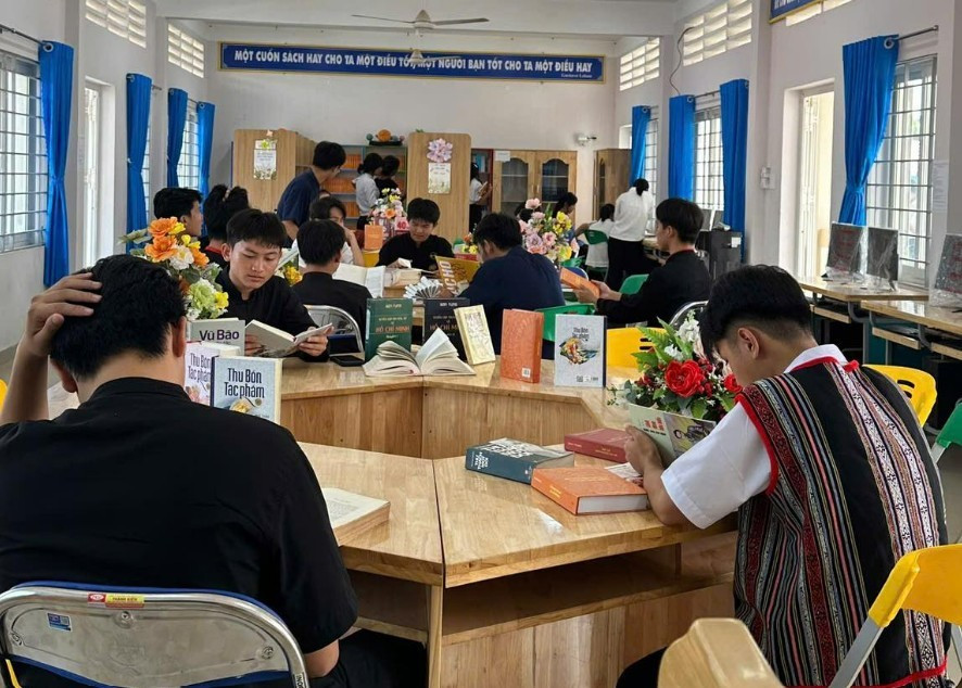 Học sinh Trường PTDTNT tỉnh Đồng Nai đọc sách tại thư viện. Ảnh: NTCC.