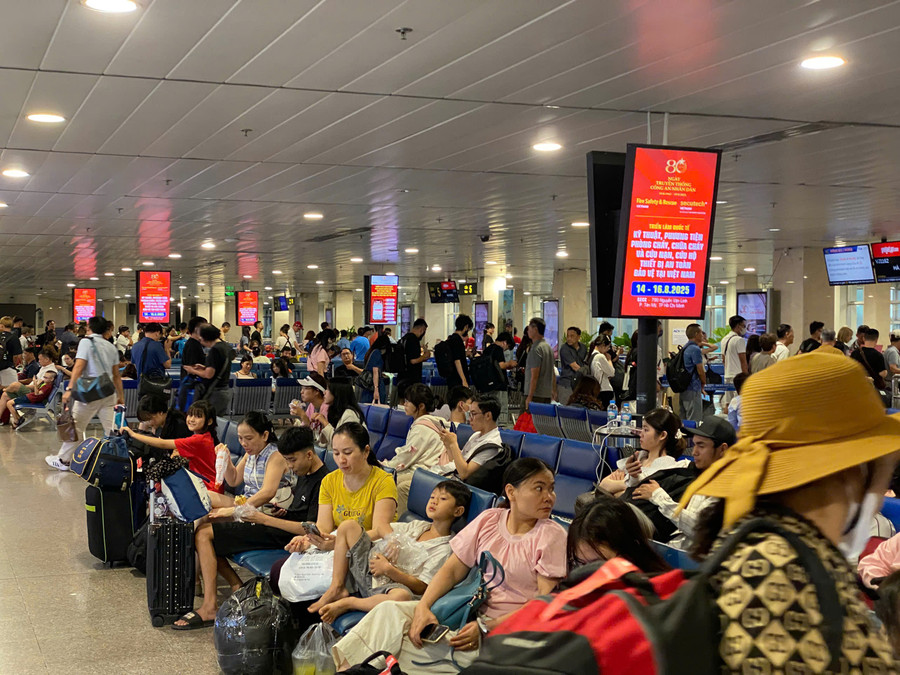 Khách đông nghịt ở sảnh chờ sân bay Tân Sơn Nhất, chiều 24/8. (Ảnh: Phúc Uyên) 026b6526b18239dc6093.jpg