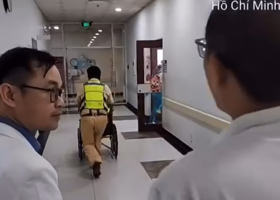 CSGT đưa sản phụ vào khu vực cấp cứu bệnh viện Nhi đồng TPHCM. (Ảnh cắt từ video)
