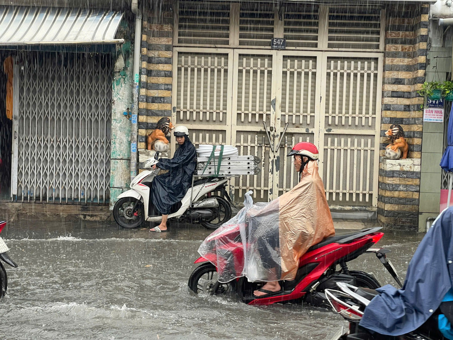 Theo Đài Khí tượng Thủy văn Khu vực Nam Bộ và Tây Nguyên nguyên nhân gây mưa lớn là do rãnh thấp hướng Tây Bắc - Đông Nam có trục qua Bắc Trung Bộ kết hợp gió mùa Tây Nam cường độ trung bình. Mưa lớn có thể gây ngập cục bộ ở quận 8, quận Gò Vấp, TP Thủ Đức, huyện Nhà Bè, Bình Chánh... ngap-thu-duc-8.jpg