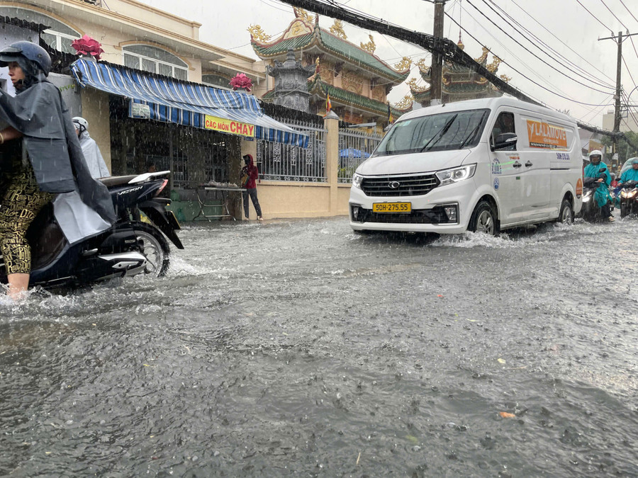 Đường Tô Ngọc Vân (, phường Linh Đông, TP Thủ Đức) có nhiều đoạn dốc, độ võng hình lòng chảo nên nước từ các hướng đổ về gây ngập, khó khăn khi đi lại. ngap-thu-duc-12.jpg