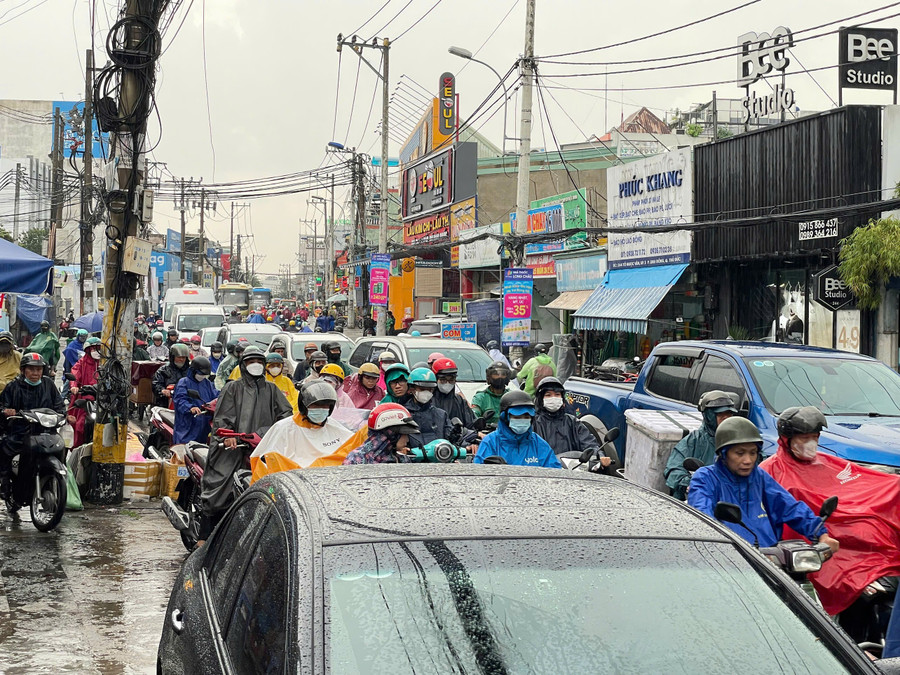 Mưa lớn đúng giờ tan tầm nên nhiều đường ở TP Thủ Đức ùn tắc cục bộ, người dân vất vả đi lại. ngap-thu-duc-4.jpg