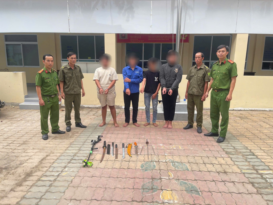Nhóm thiếu niên với những hung khí tự chế. (Ảnh: Công an TPHCM).