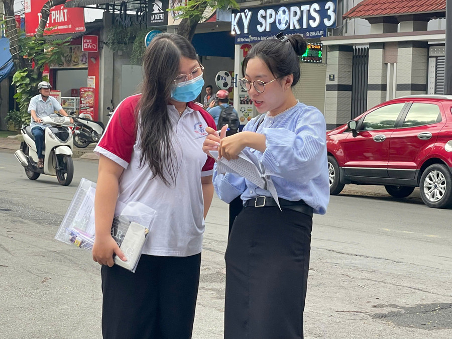 Nữ sinh xem lại thông tin cá nhân và nghe lời cặn dặn của giáo viên trước khi vào phòng thi. a34b035f218f96d1cf9e.jpg