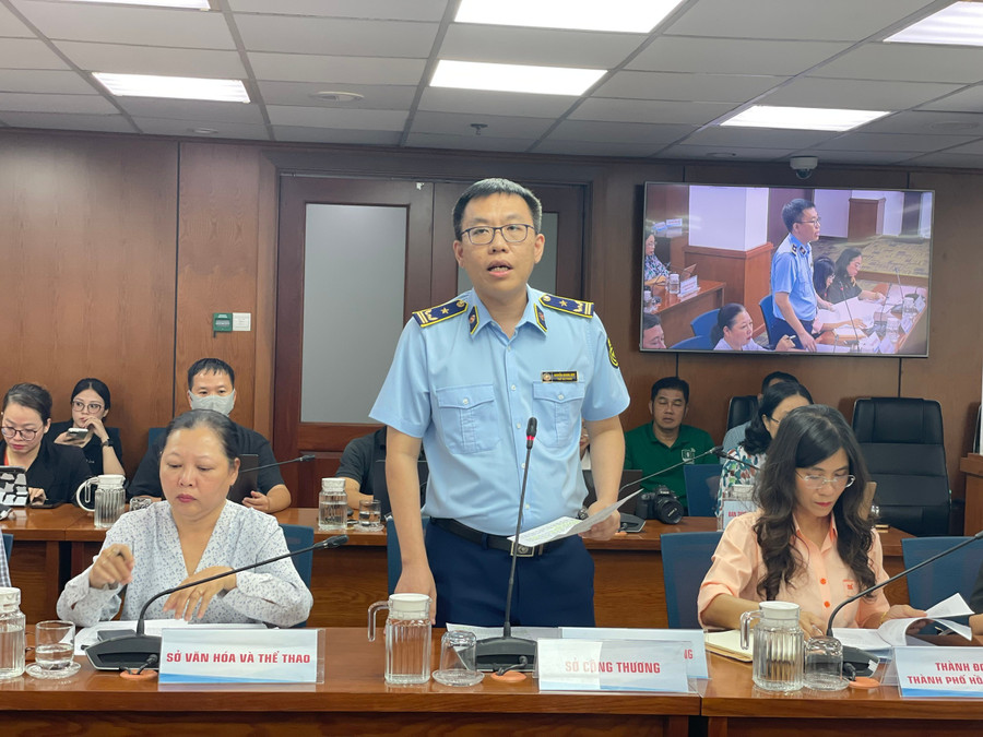 Ông Nguyễn Quang Huy, đại diện Chi Cục Quản lý Thị trường TPHCM phát biểu tại họp báo. (Ảnh: Hà An)