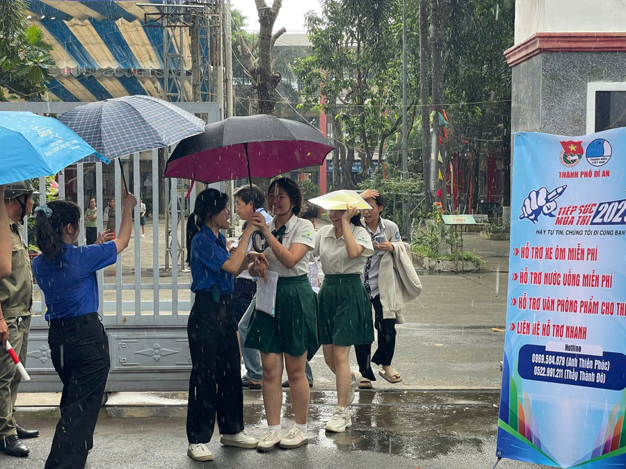 Những học sinh đầu tiên ra tới cổng trường thi sau khi hoàn thành môn Ngữ văn. 5531bb9ba04617184e57.jpg
