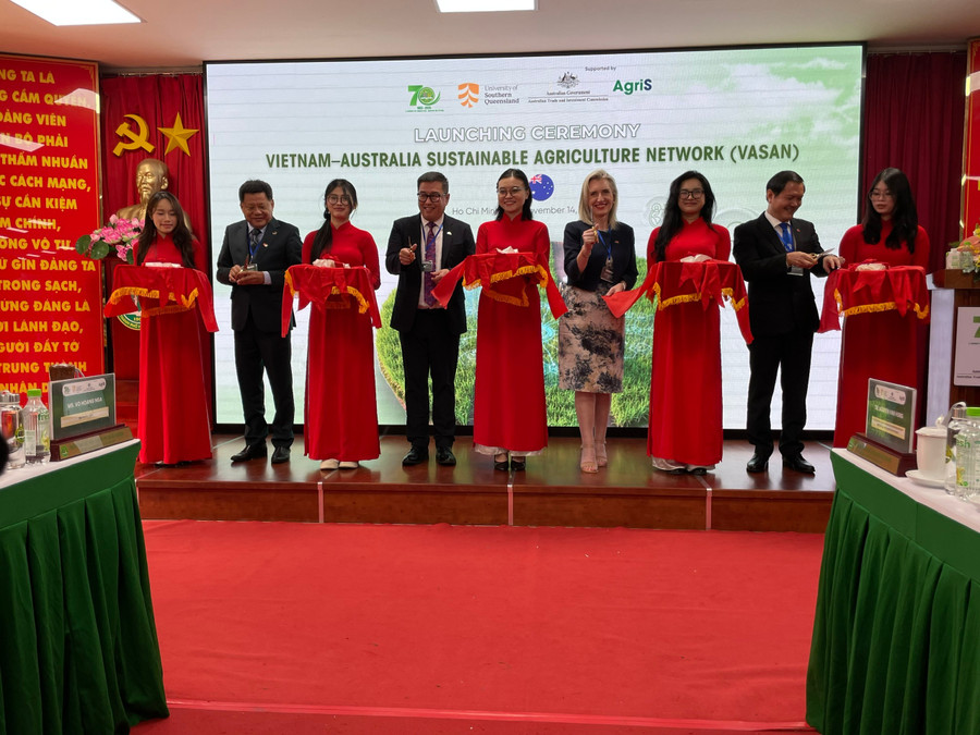 Các thành viên Mạng lưới nông nghiệp bền vững Việt Nam – Australia thực hiện nghi thức ra mắt. Ảnh: Hà An.