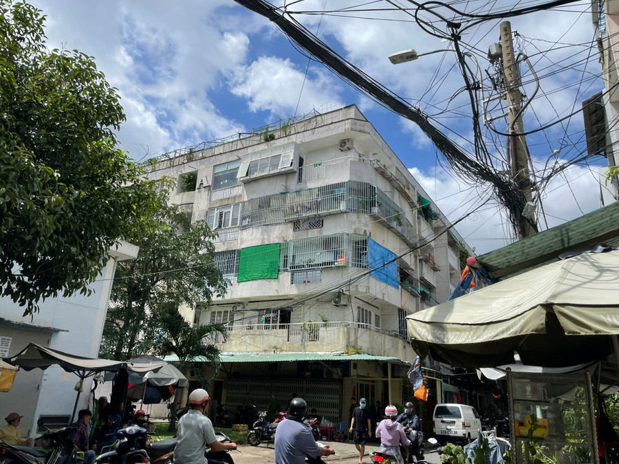 Nhiều người dân rào sắt xung quanh hành lang mặt ngoài căn hộ chung cư Độc Lập. (Ảnh: Phúc Uyên) f2618d0c8d713b2f6260.jpg