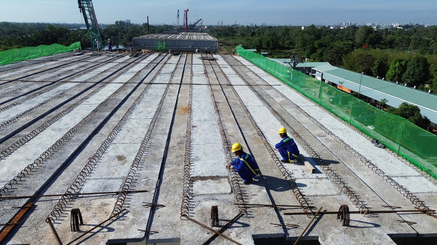 Công nhân thi công dự án đường Vành đai 3. Ảnh: M.Q